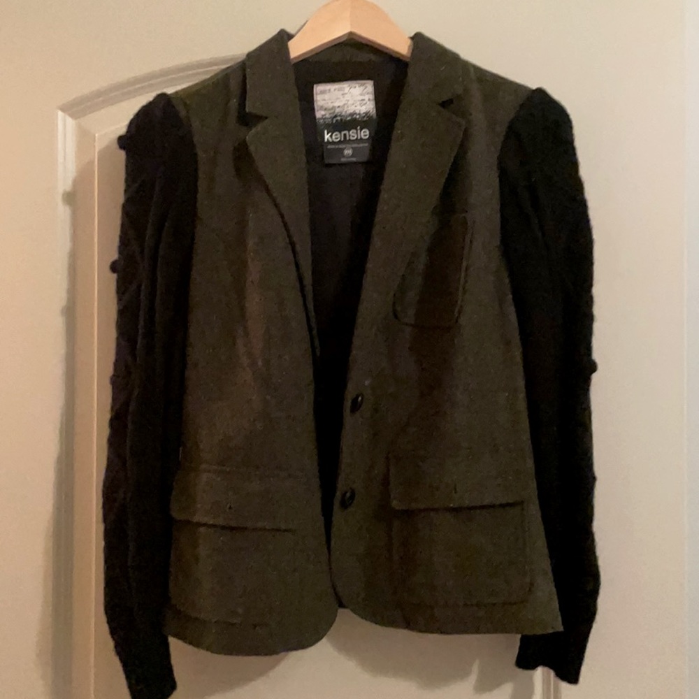 Beautifully detailed blazer - great fit and always in details.